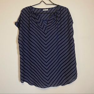 ✨maurices navy and white top✨